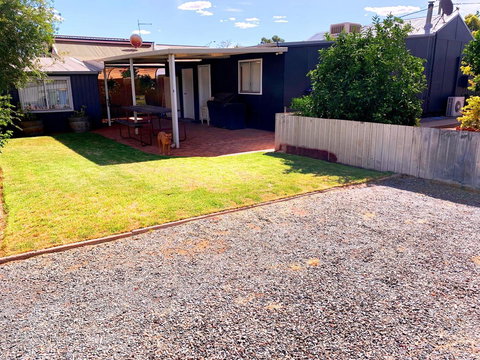 The Cottage That Could - Accommodation Main Beach 2