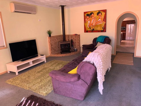 The Cottage That Could - Accommodation Main Beach 5