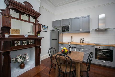Danum House - Accommodation Main Beach 2