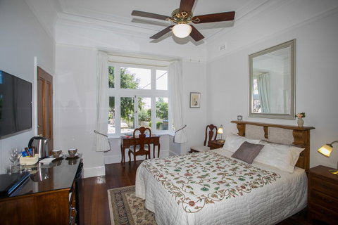 Danum House - Accommodation Main Beach 13