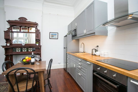 Danum House - Accommodation Main Beach 1