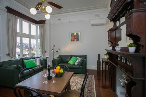 Danum House - Accommodation Main Beach 4