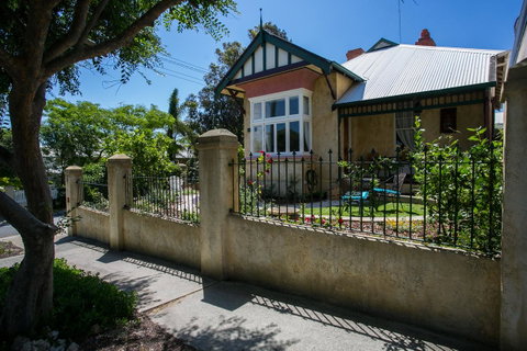 Danum House - Accommodation Main Beach 0