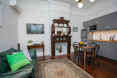 Danum House - Accommodation Main Beach 3