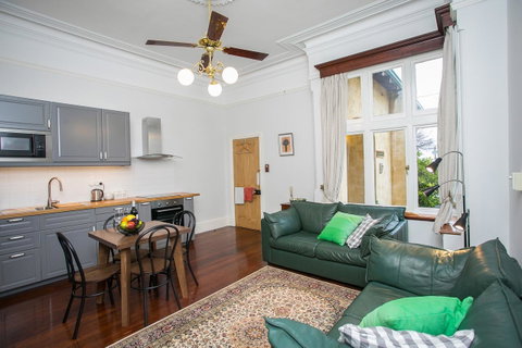 Danum House - Accommodation Main Beach 11