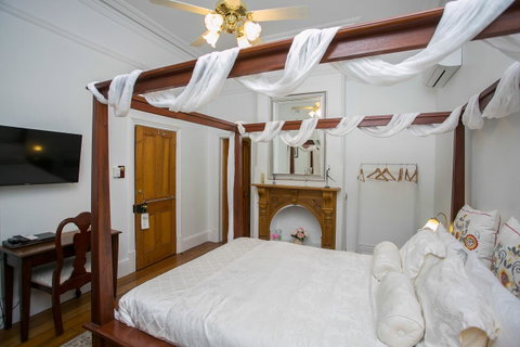 Danum House - Accommodation Main Beach 12