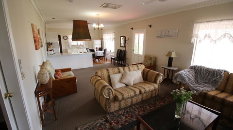 Daisy Cottage - Accommodation Main Beach 2