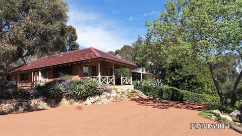 Eleebana Guest House - Accommodation Main Beach 0