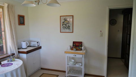 Eleebana Guest House - Accommodation Main Beach 29