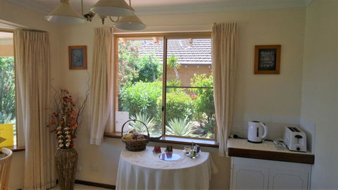 Eleebana Guest House - Accommodation Main Beach 28