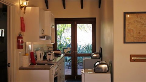 Eleebana Guest House - Accommodation Main Beach 20