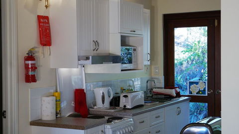 Eleebana Guest House - Accommodation Main Beach 26