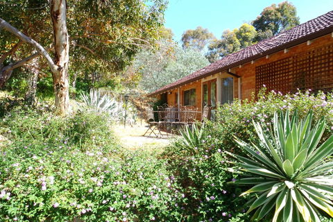 Eleebana Guest House - Accommodation Main Beach 33