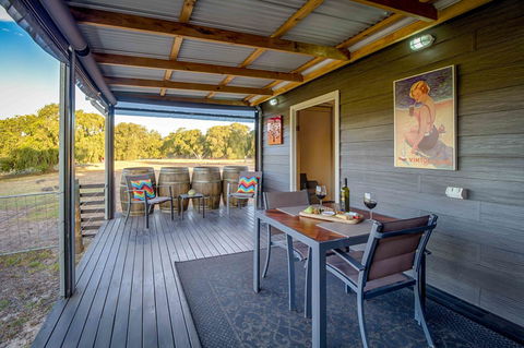 Windfall Estate Vineyard Cottage - Accommodation Main Beach 2