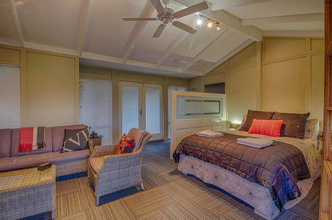 Windfall Estate Vineyard Cottage - Accommodation Main Beach 0