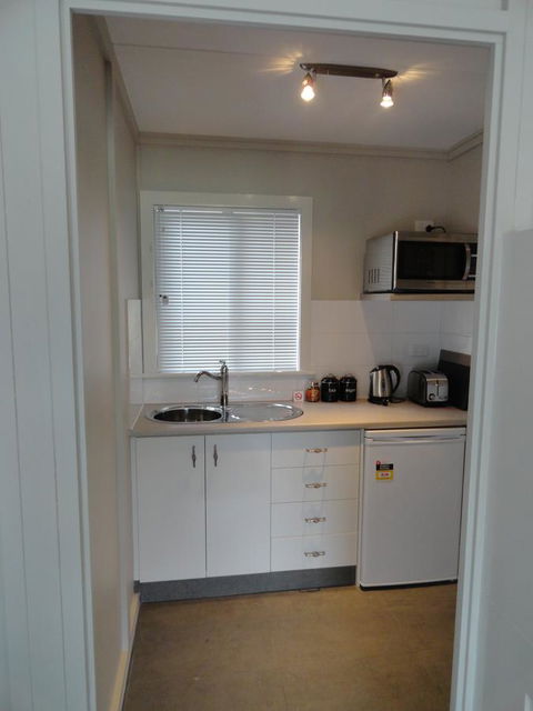 Windfall Estate Vineyard Cottage - Accommodation Main Beach 5