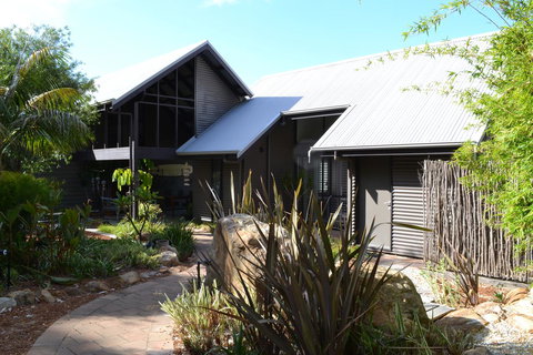 DESIGNER'S STUDIO - Accommodation Main Beach 13