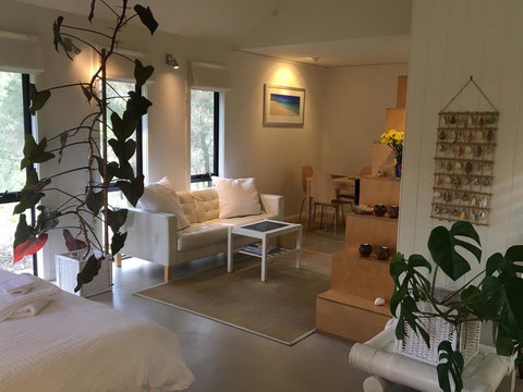 DESIGNER'S STUDIO - Accommodation Main Beach 15