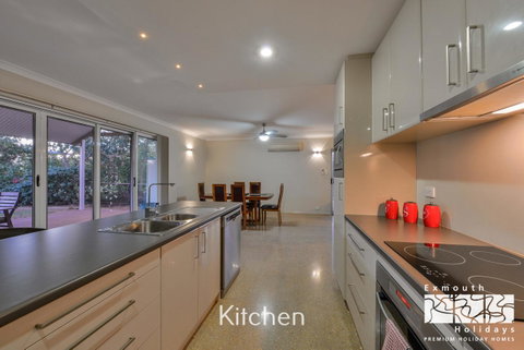 13 Learmonth Street - Close To Town Centre - Accommodation Main Beach 4