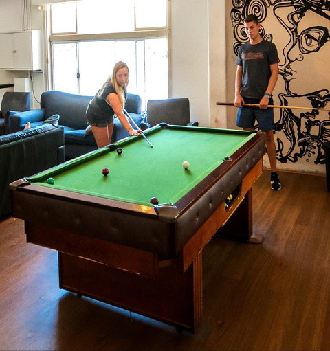 The Hive Hostel - Traveler Friendly, Passport Only - Accommodation Main Beach 4