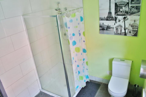 The Hive Hostel - Traveler Friendly, Passport Only - Accommodation Main Beach 43