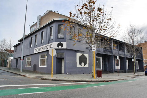 The Hive Hostel - Traveler Friendly, Passport Only - Accommodation Main Beach 3