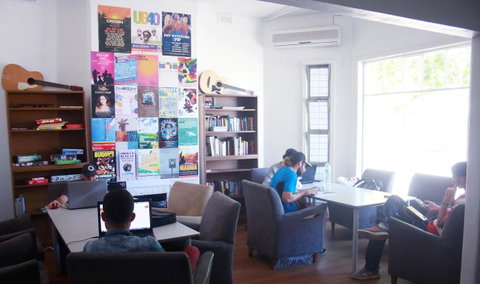 The Hive Hostel - Traveler Friendly, Passport Only - Accommodation Main Beach 12