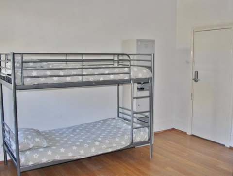 The Hive Hostel - Traveler Friendly, Passport Only - Accommodation Main Beach 35