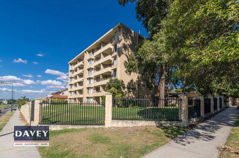 Apartment With A View - Accommodation Main Beach 4