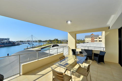 Dolphin Quay Apartments - Accommodation Main Beach 9