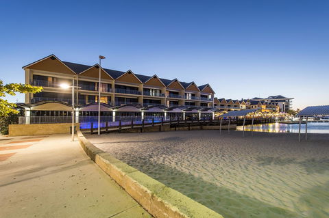 Dolphin Quay Apartments - Accommodation Main Beach 0