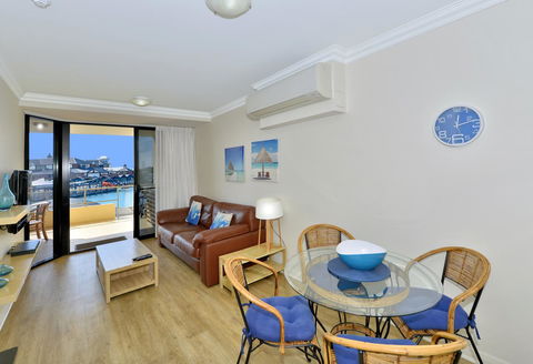 Dolphin Quay Apartments - Accommodation Main Beach 12