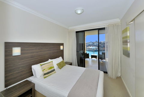 Dolphin Quay Apartments - Accommodation Main Beach 1