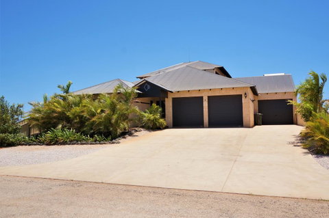 27 Corella Court - Accommodation Main Beach 1