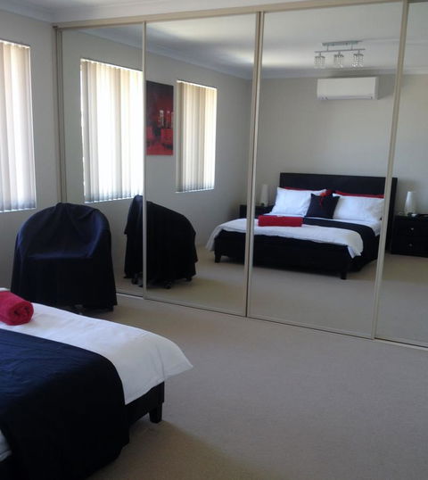 Aaratti House - Accommodation Main Beach 6