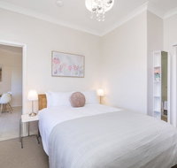 Light bright quality river views Free parking - Accommodation Main Beach
