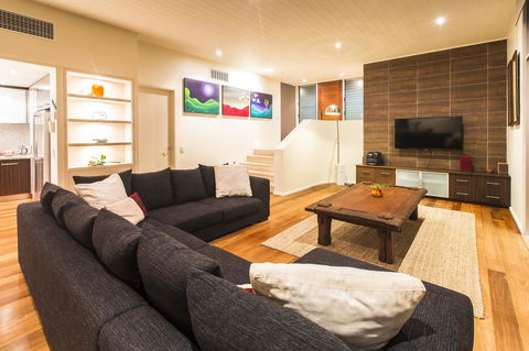 Arthouse - Accommodation Main Beach 7