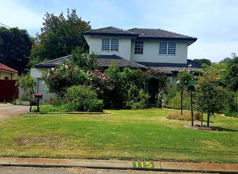 Airport HomeStay - Accommodation Main Beach 0