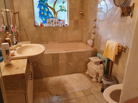 Airport HomeStay - Accommodation Main Beach 7