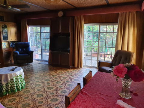 Airport HomeStay - Accommodation Main Beach 2