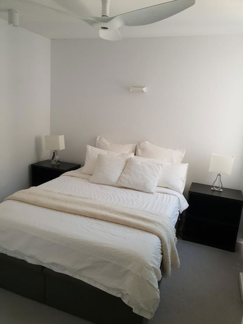 Modern Northbridge Apartment - Accommodation Main Beach 9