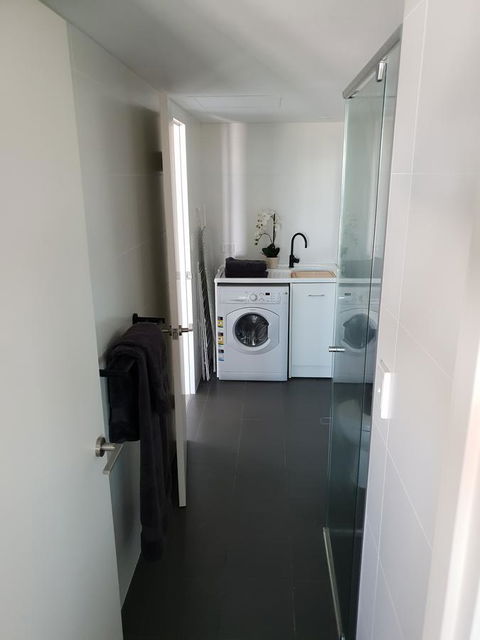 Modern Northbridge Apartment - Accommodation Main Beach 6
