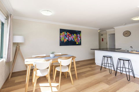 Subiaco Village - 34 - Accommodation Main Beach 5