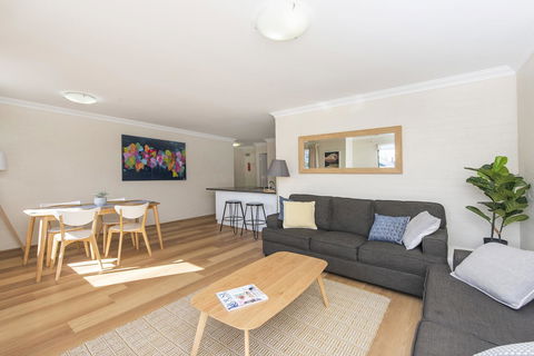 Subiaco Village - 34 - Accommodation Main Beach 2