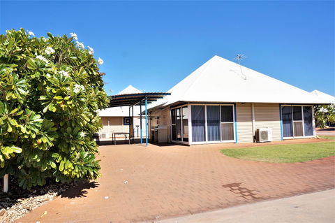 Osprey Holiday Village Unit 120 - Plenty Of Room For A Large Family - Accommodation Main Beach 1