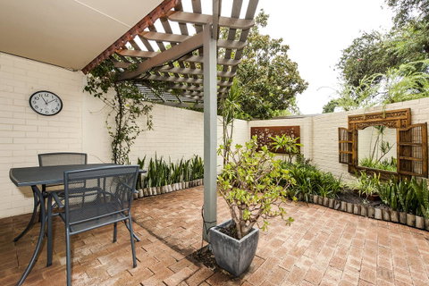 Rosalie 02 - Accommodation Main Beach 16