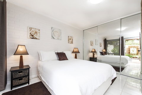 Rosalie 02 - Accommodation Main Beach 10