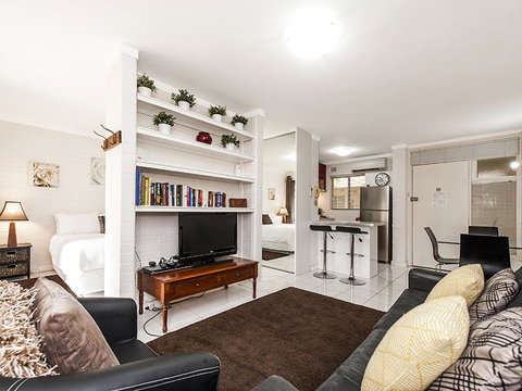Rosalie 02 - Accommodation Main Beach 8