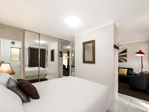 Rosalie 02 - Accommodation Main Beach 11