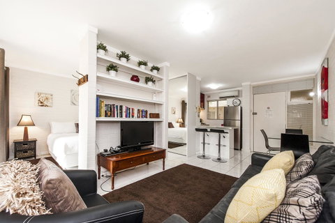Rosalie 02 - Accommodation Main Beach 0